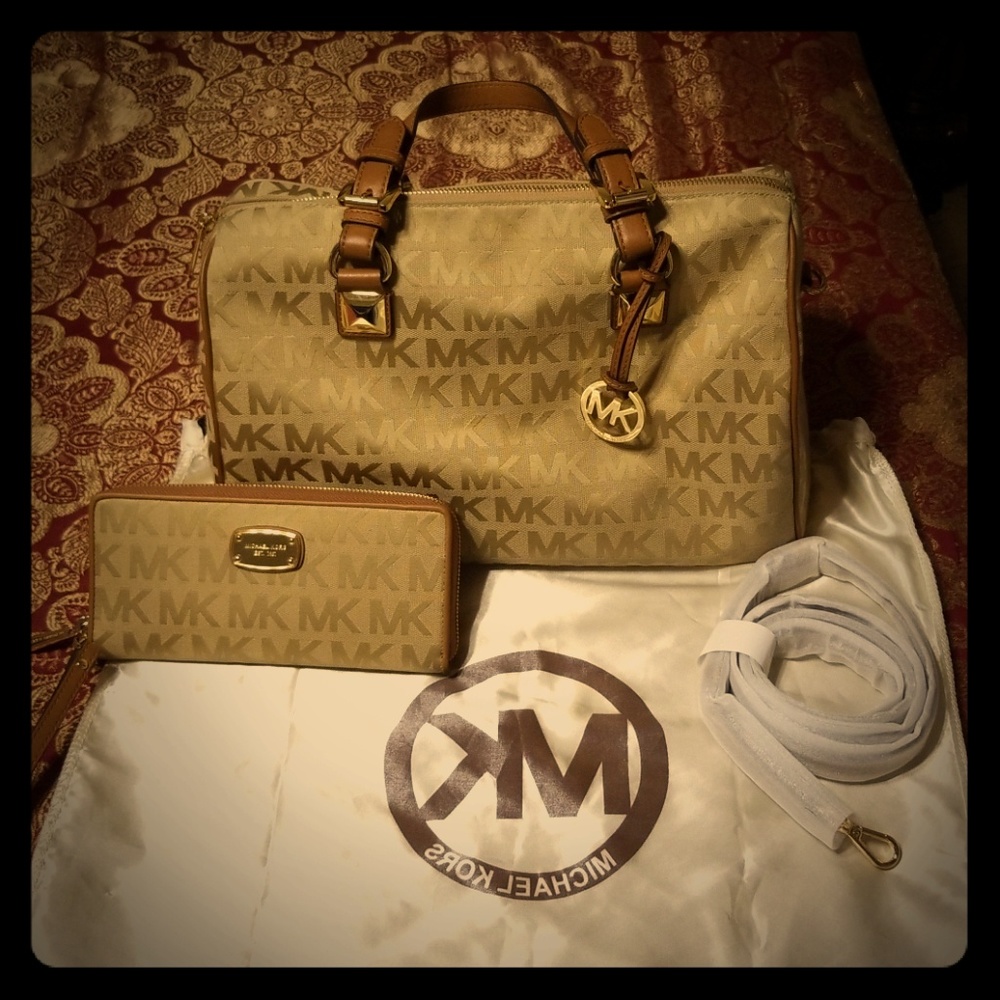 MK Michael Kors lg bag and matching wallet!